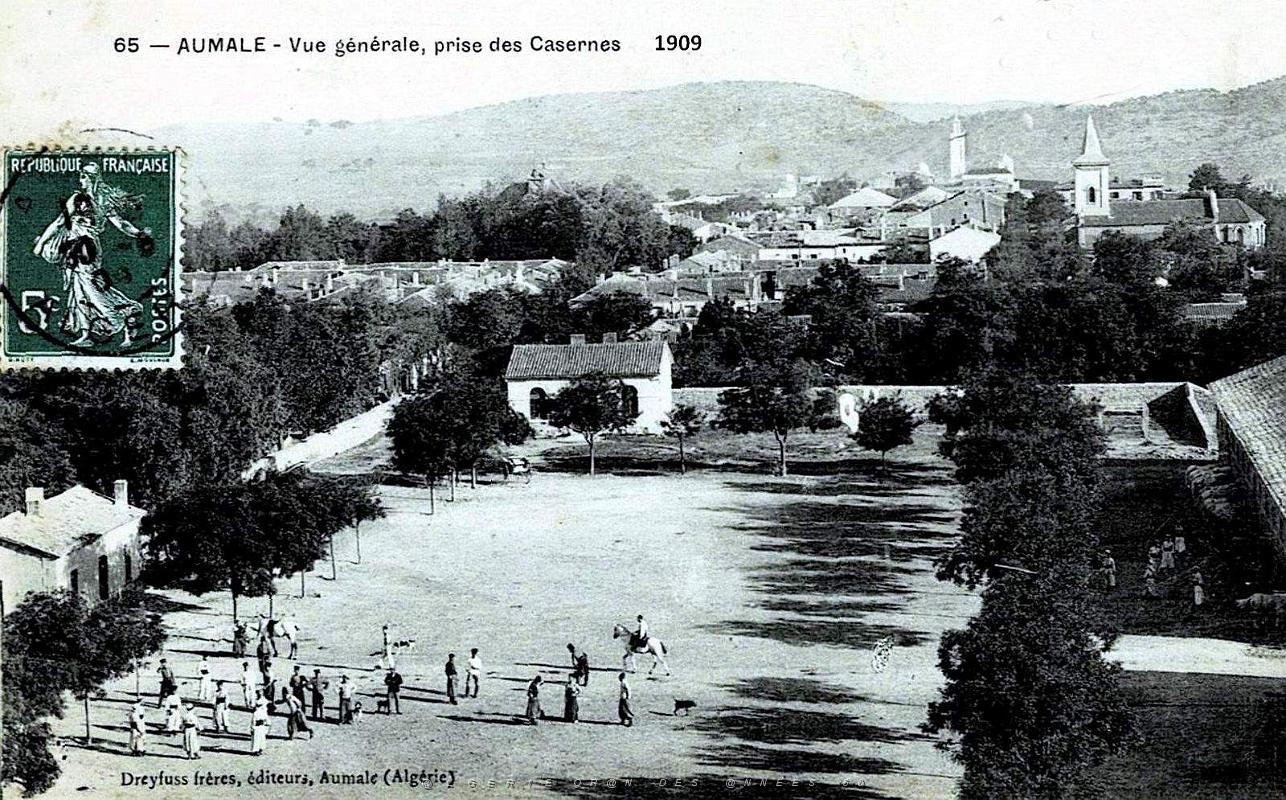 Aumale - Vue generale prise des Casernes - 1909.jpg
